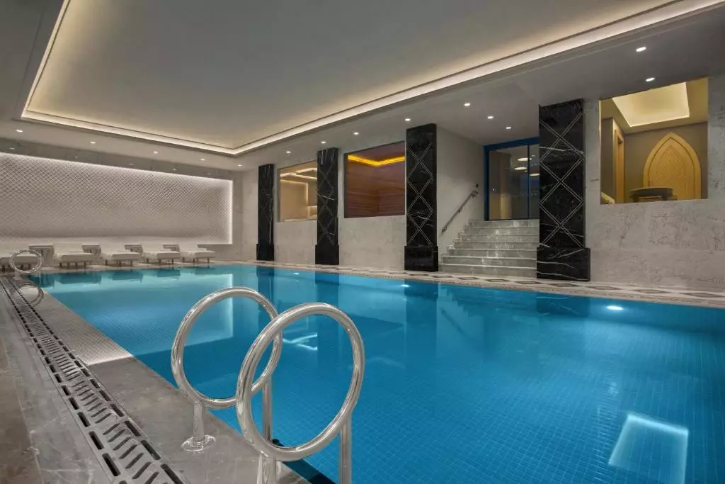 استخر Lazzoni Hotel Istanbul